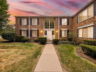 635 E Fox Hills Drive, Bloomfield Hills, MI 48304