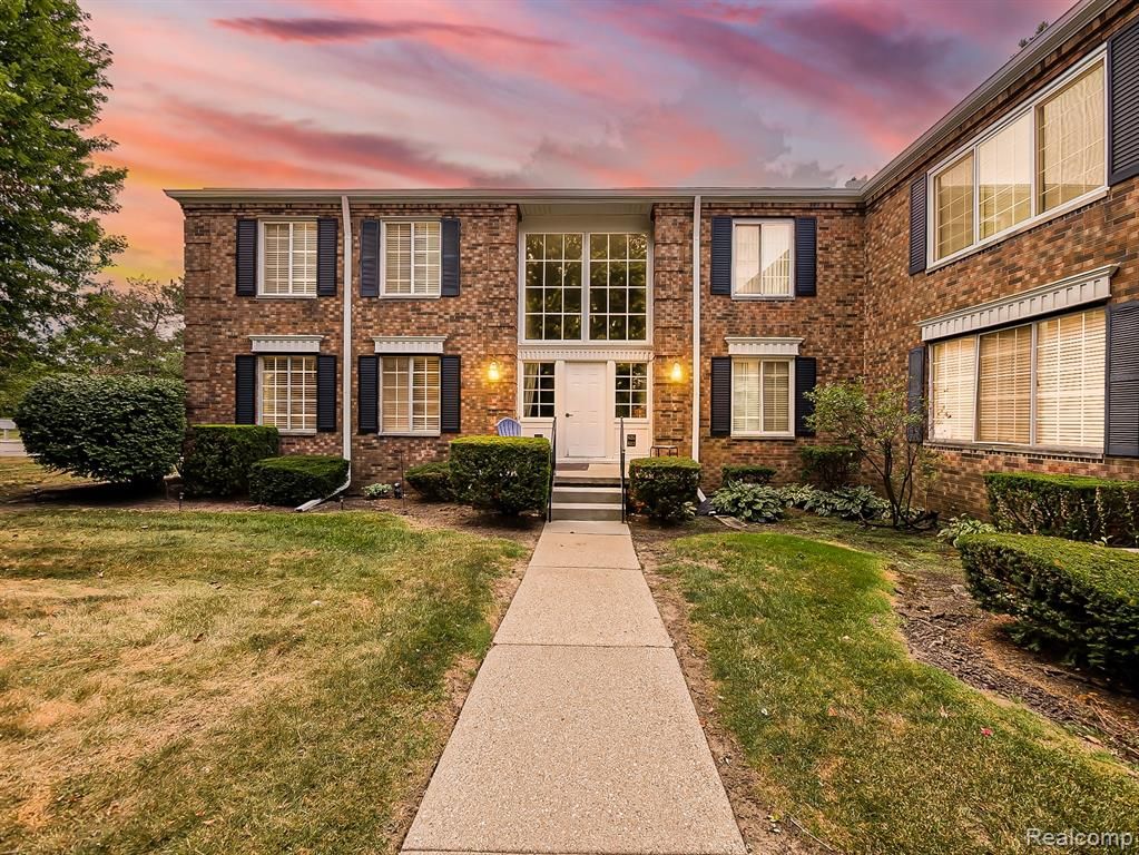 635 E Fox Hills Drive, Bloomfield Hills, MI 48304