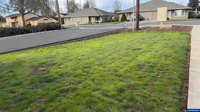 176-178 SE LaCreole Dr, Dallas, OR 97338