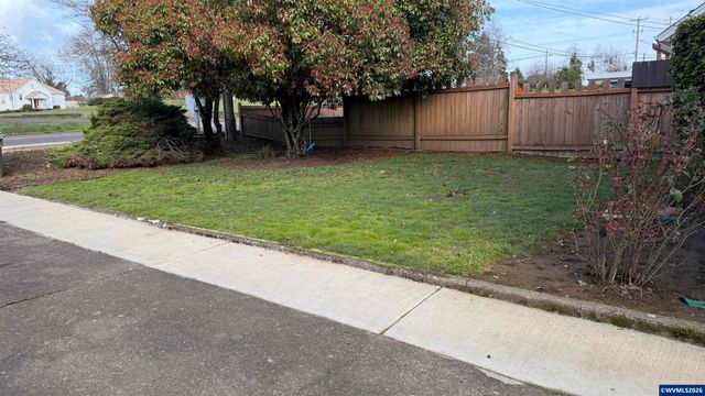 176-178 SE LaCreole Dr, Dallas, OR 97338