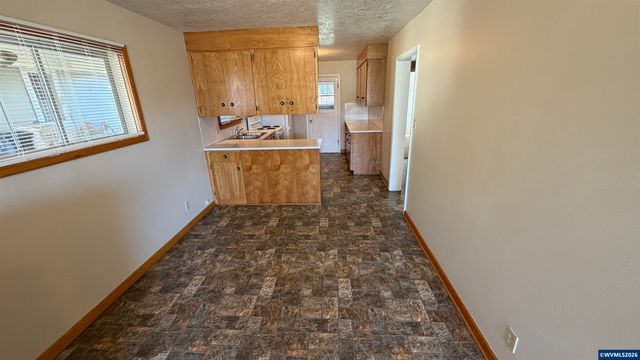 176-178 SE LaCreole Dr, Dallas, OR 97338