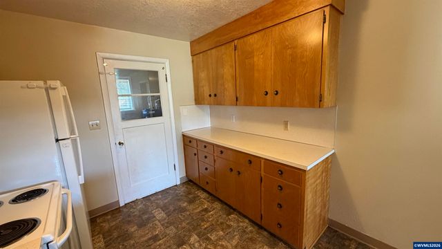 176-178 SE LaCreole Dr, Dallas, OR 97338