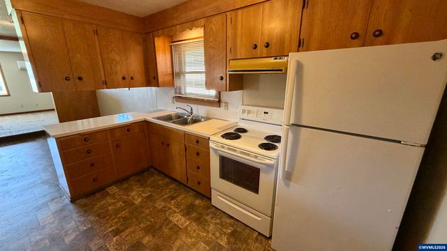 176-178 SE LaCreole Dr, Dallas, OR 97338