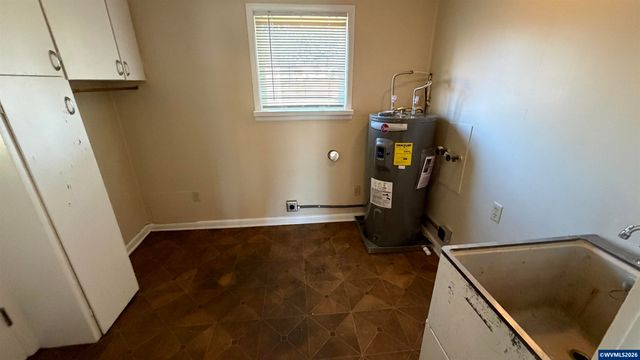176-178 SE LaCreole Dr, Dallas, OR 97338