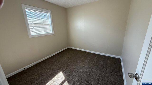 176-178 SE LaCreole Dr, Dallas, OR 97338