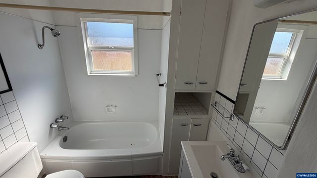 176-178 SE LaCreole Dr, Dallas, OR 97338