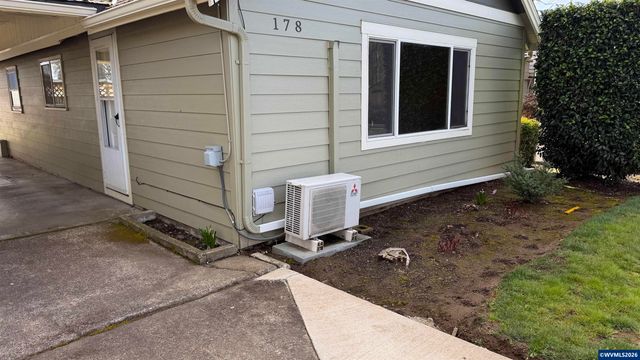 176-178 SE LaCreole Dr, Dallas, OR 97338