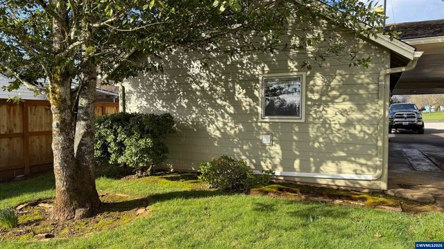 176-178 SE LaCreole Dr, Dallas, OR 97338