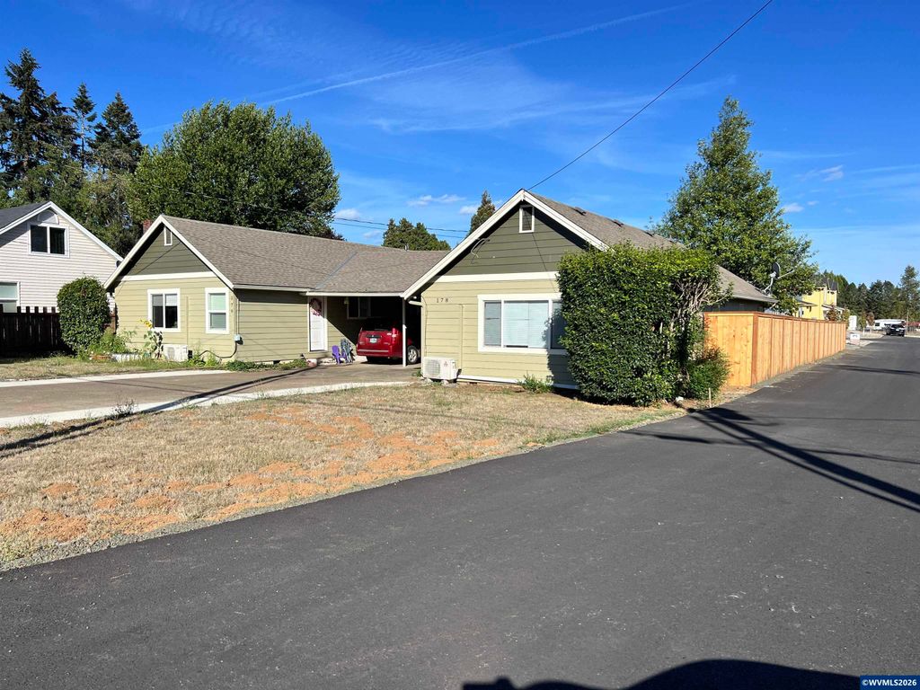 176-178 SE LaCreole Dr, Dallas, OR 97338