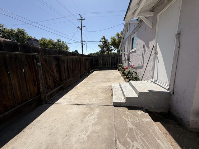 713 W 4th Street, Madera, CA 93637