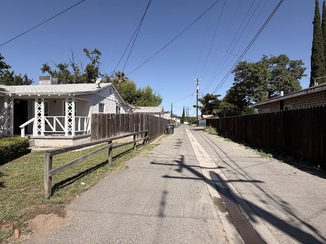 713 W 4th Street, Madera, CA 93637