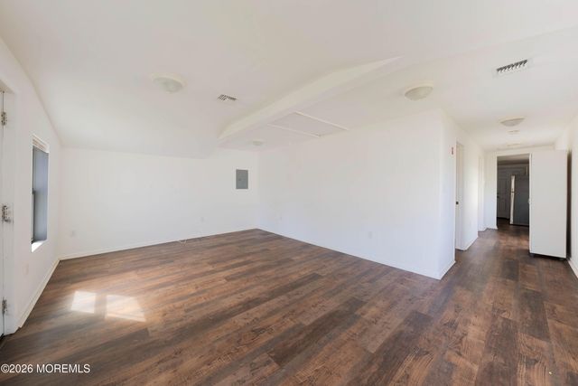 11 Bray Avenue, Middletown, NJ 07748