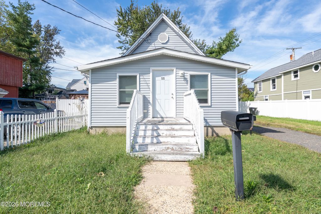 11 Bray Avenue, Middletown, NJ 07748