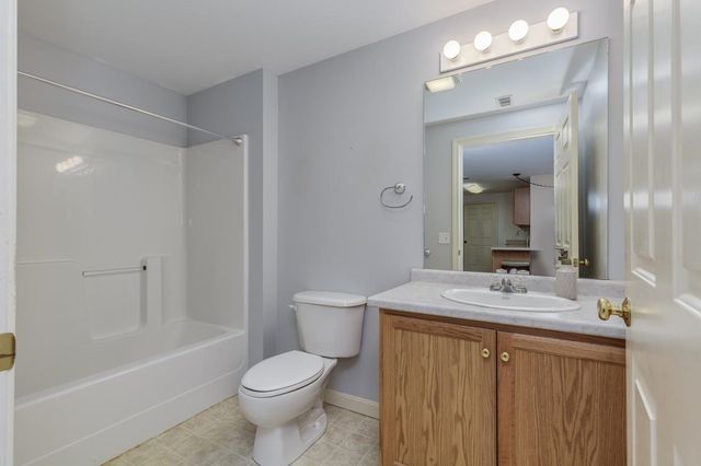 4 Crestview Cir Unit 109, Londonderry, NH 03053