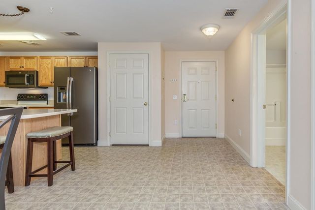 4 Crestview Cir Unit 109, Londonderry, NH 03053