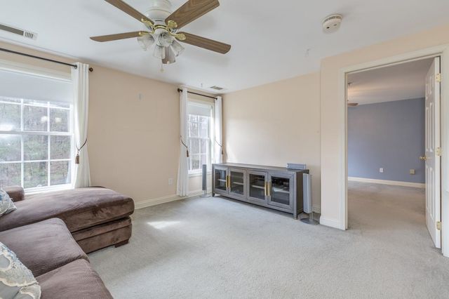 4 Crestview Cir Unit 109, Londonderry, NH 03053