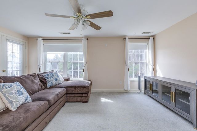 4 Crestview Cir Unit 109, Londonderry, NH 03053