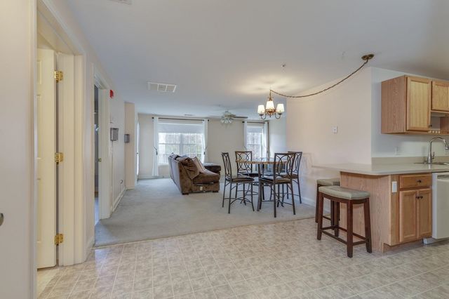 4 Crestview Cir Unit 109, Londonderry, NH 03053