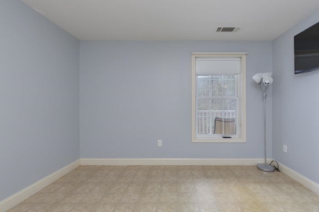 4 Crestview Cir Unit 109, Londonderry, NH 03053