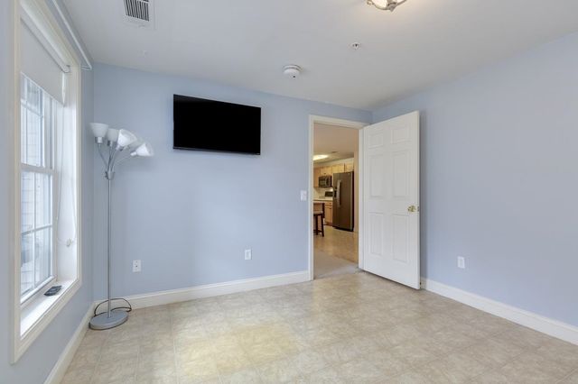 4 Crestview Cir Unit 109, Londonderry, NH 03053