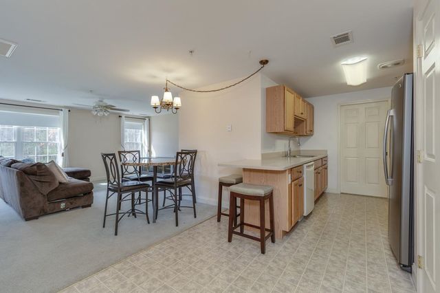 4 Crestview Cir Unit 109, Londonderry, NH 03053