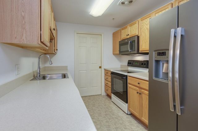 4 Crestview Cir Unit 109, Londonderry, NH 03053