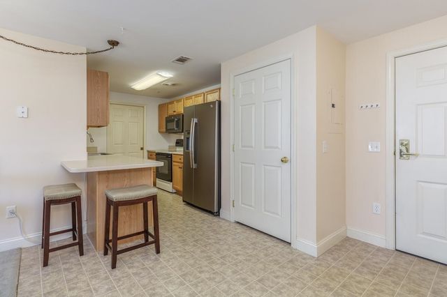 4 Crestview Cir Unit 109, Londonderry, NH 03053