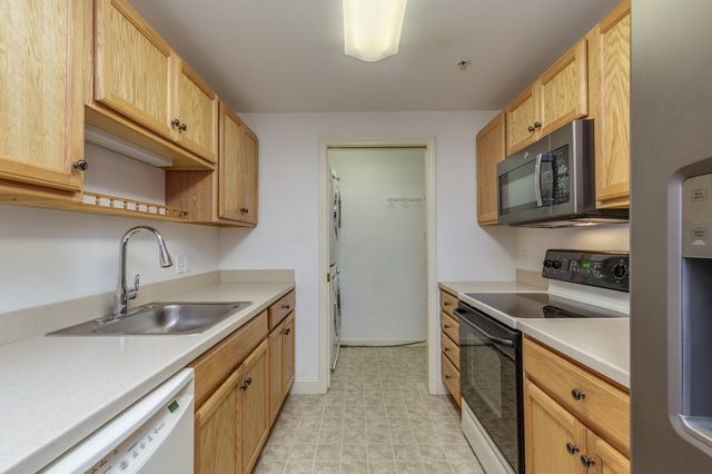 4 Crestview Cir Unit 109, Londonderry, NH 03053