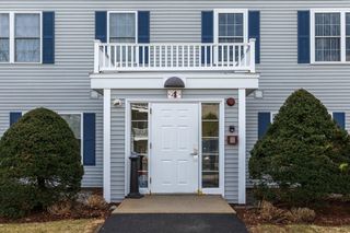 4 Crestview Cir Unit 109, Londonderry, NH 03053