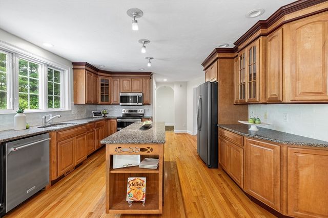 7 Tulip Way, Medway, MA 02053