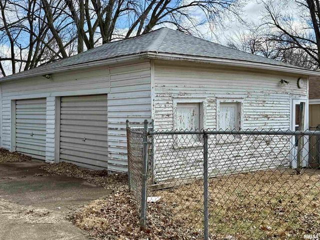 469 N 2ND Avenue, Canton, IL 61520