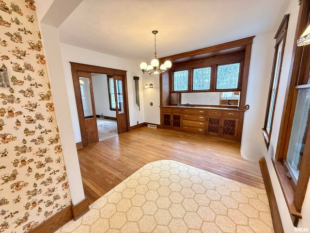 469 N 2ND Avenue, Canton, IL 61520