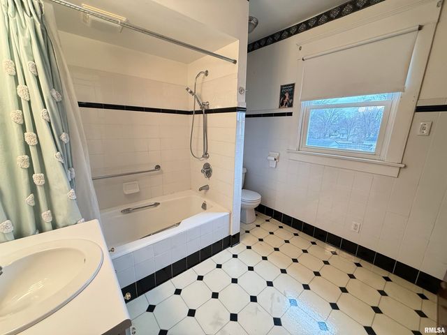 469 N 2ND Avenue, Canton, IL 61520