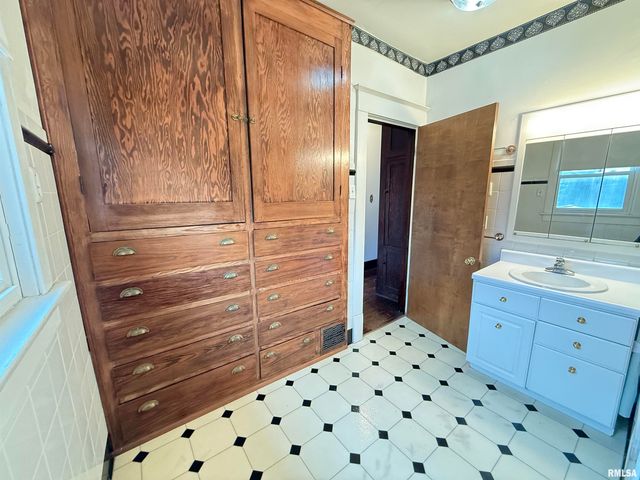 469 N 2ND Avenue, Canton, IL 61520