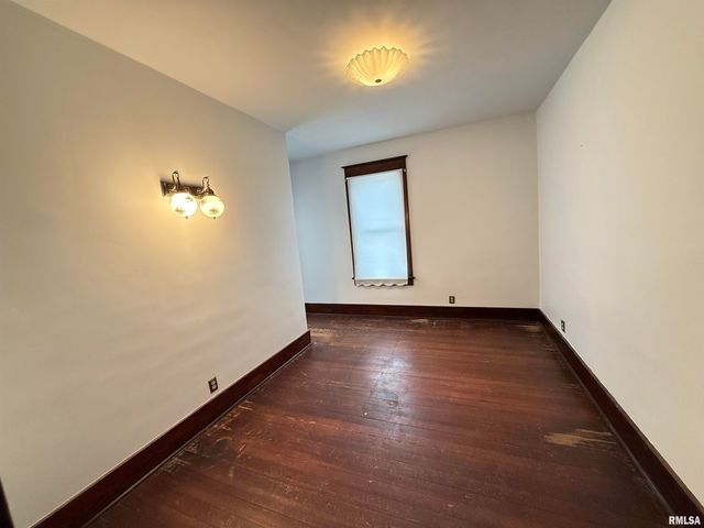 469 N 2ND Avenue, Canton, IL 61520