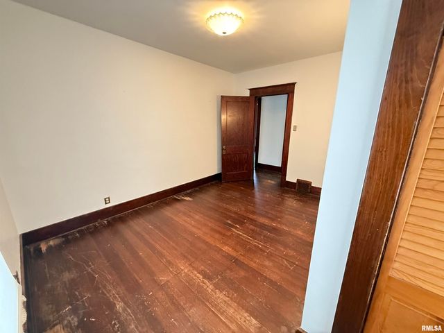 469 N 2ND Avenue, Canton, IL 61520