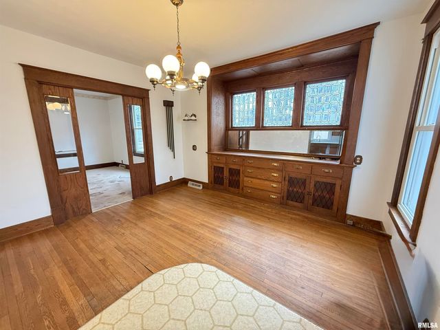 469 N 2ND Avenue, Canton, IL 61520