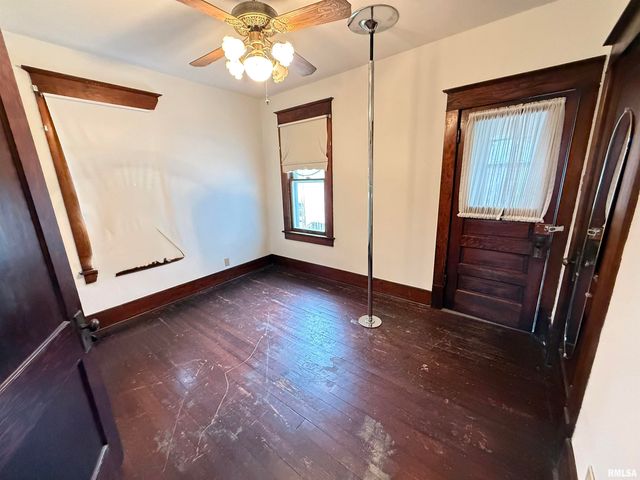 469 N 2ND Avenue, Canton, IL 61520