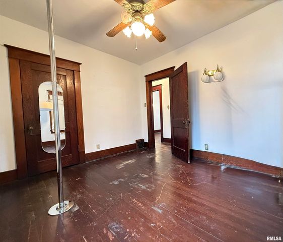 469 N 2ND Avenue, Canton, IL 61520