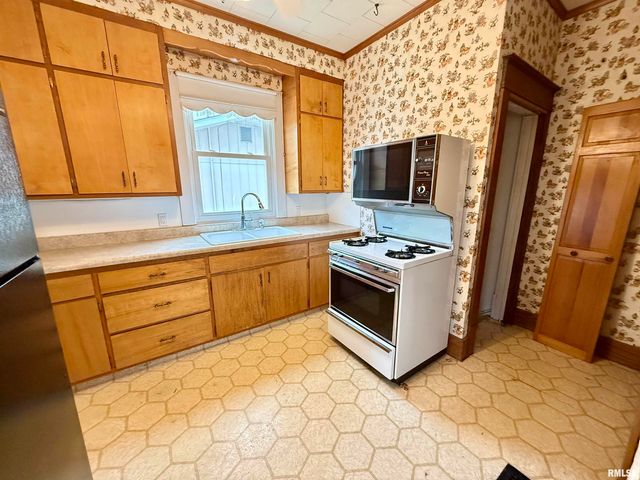 469 N 2ND Avenue, Canton, IL 61520