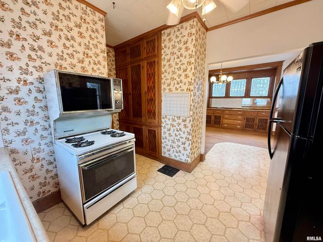 469 N 2ND Avenue, Canton, IL 61520