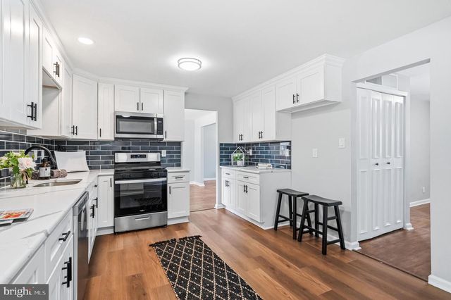 6 WHEELWRIGHT LN, Cherry Hill, NJ 08003