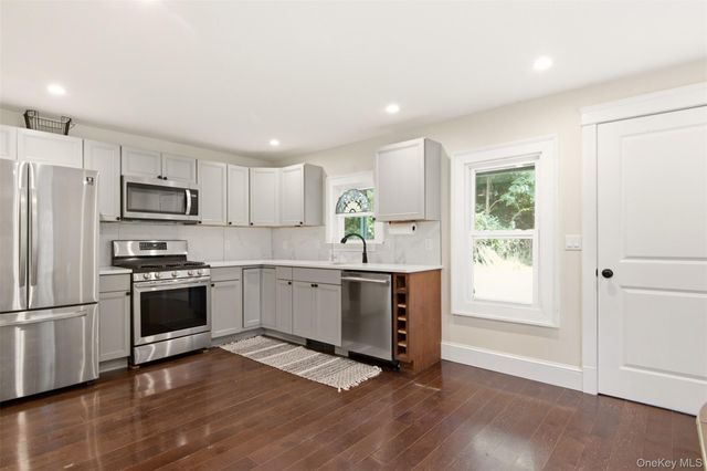 69 Ridgeway Avenue, East Setauket, NY 11733