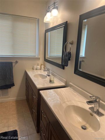 33569 Breckenridge Drive Sw, Sterling Heights, MI 48310