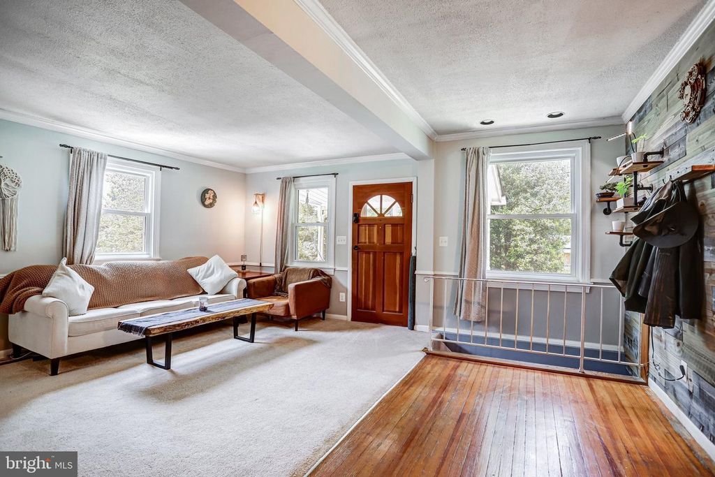Image 9 of property listing at 209 CEDAR AVE, Gaithersburg, MD 20877
