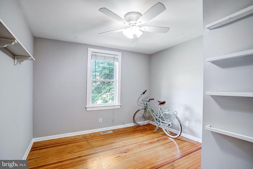 Image 12 of property listing at 209 CEDAR AVE, Gaithersburg, MD 20877