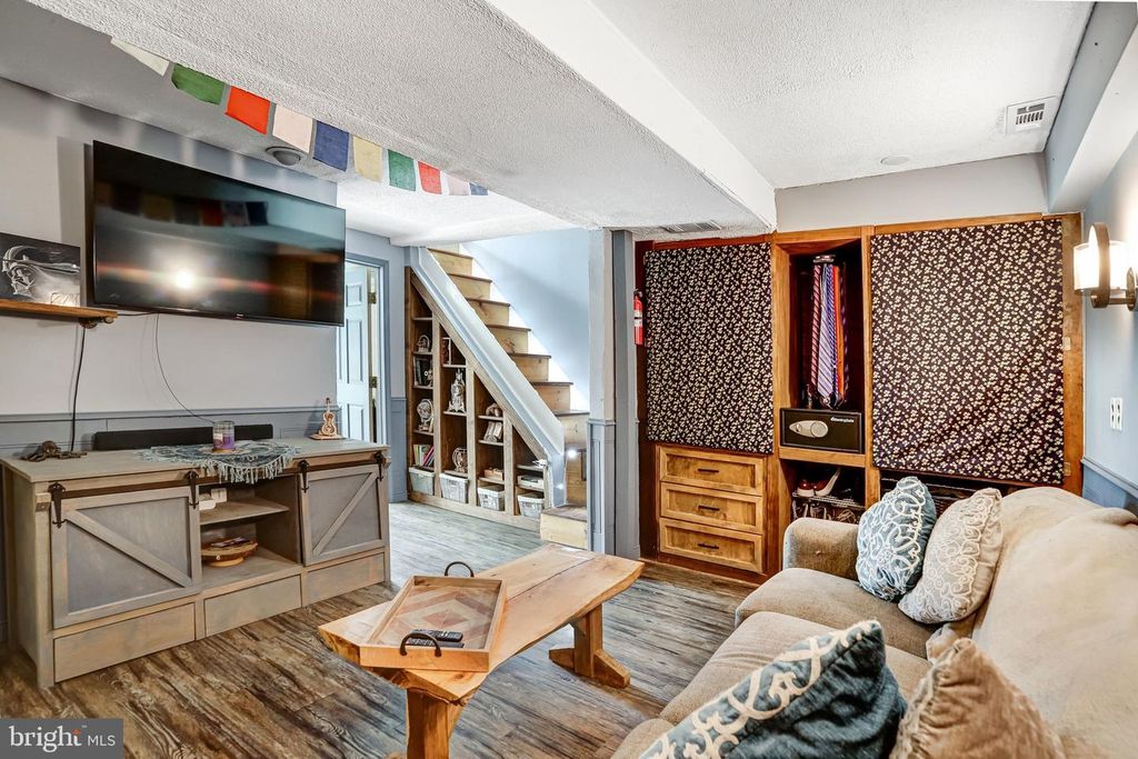 Image 22 of property listing at 209 CEDAR AVE, Gaithersburg, MD 20877