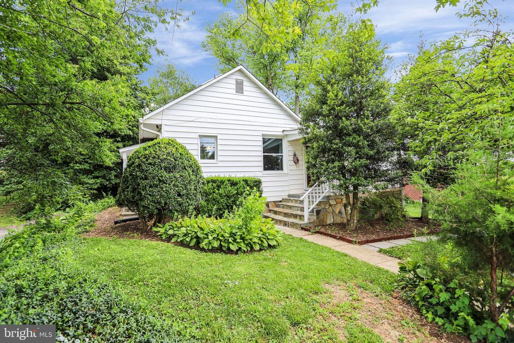 Image 3 of property listing at 209 CEDAR AVE, Gaithersburg, MD 20877