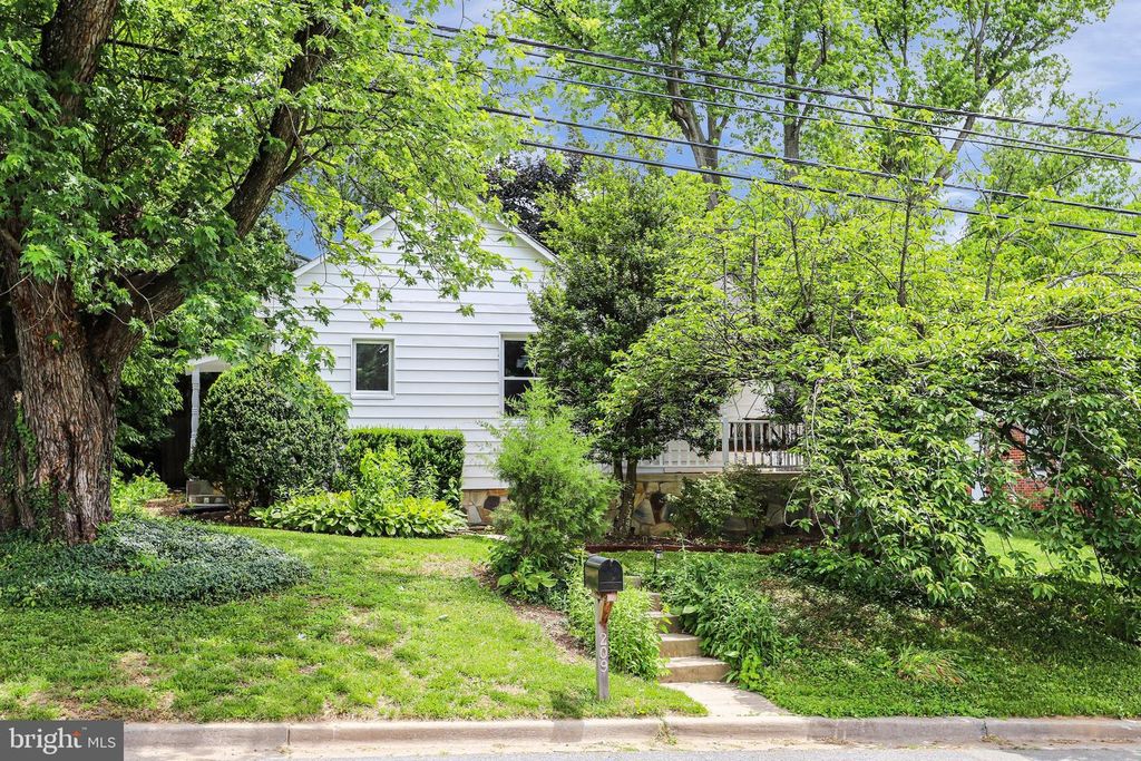 Image 31 of property listing at 209 CEDAR AVE, Gaithersburg, MD 20877