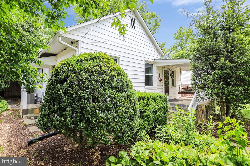 Image 4 of property listing at 209 CEDAR AVE, Gaithersburg, MD 20877